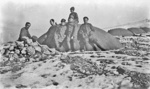 Soldati in posa sul tetto del Forte Corbin